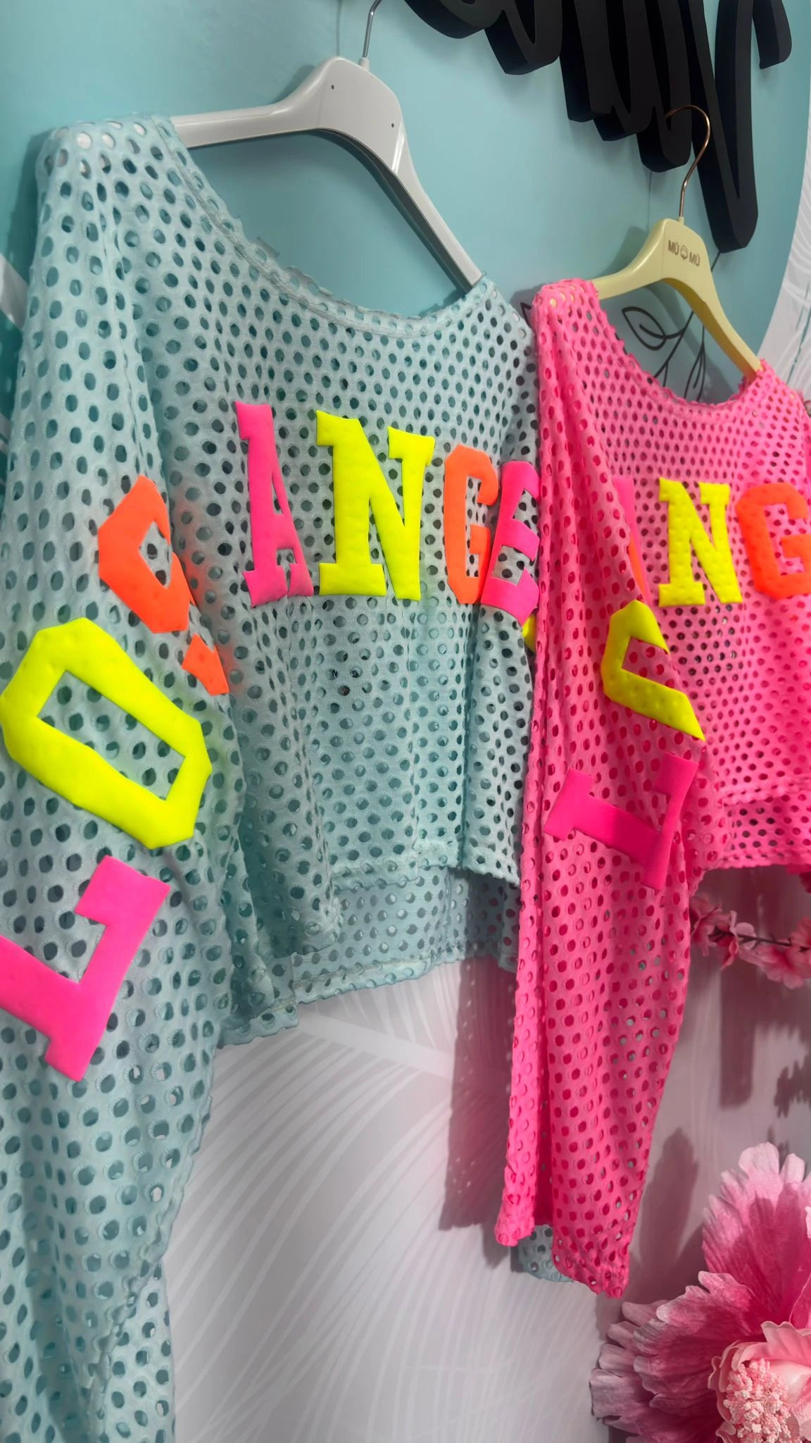 CAMISETA LOS ÁNGELES PERFORADA PILI